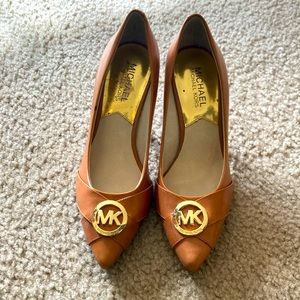 Never worn brown Michael kors pumps